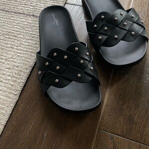 Universal Thread Black Slide Sandals Modern Design